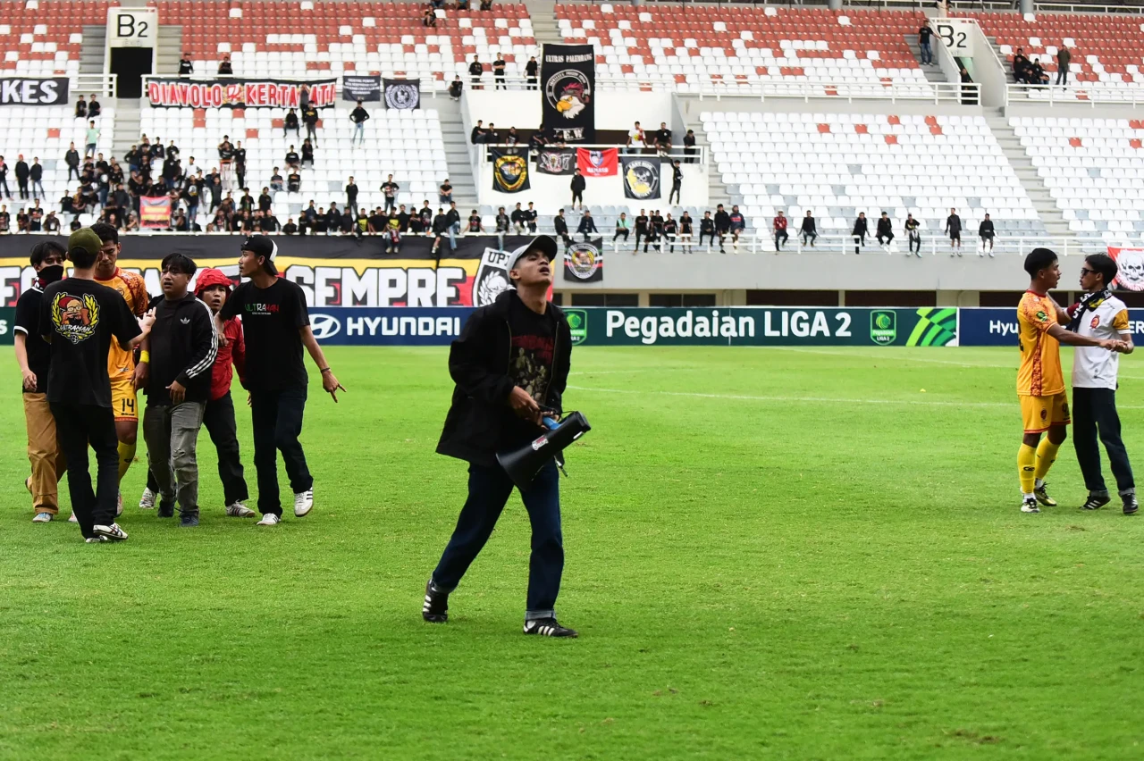 Suporter Masuk ke Lapangan...