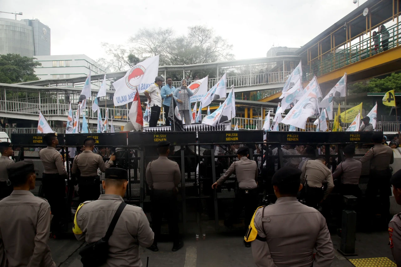 Aksi Relawan RIDO Tuntut...