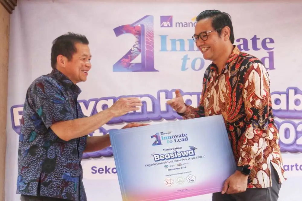 AXA Mandiri Serahkan...