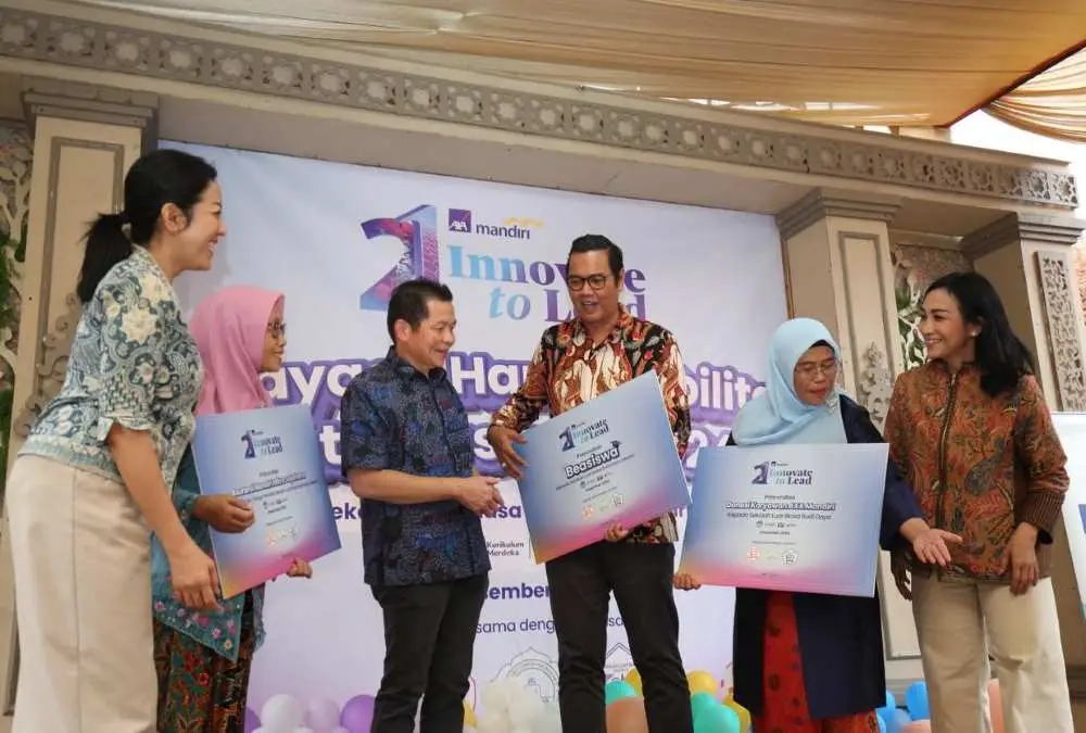 AXA Mandiri Serahkan...