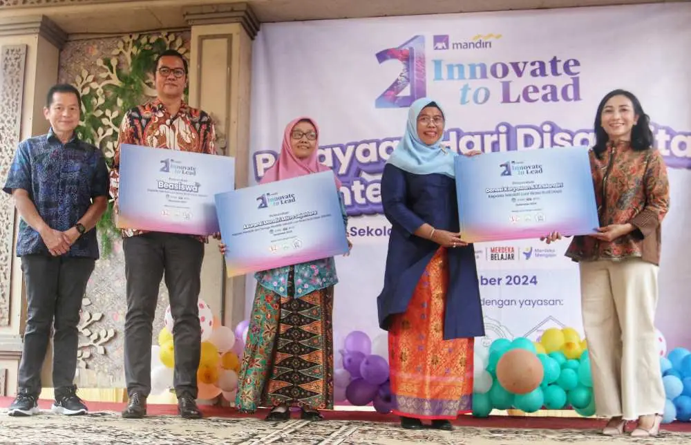 AXA Mandiri Serahkan...