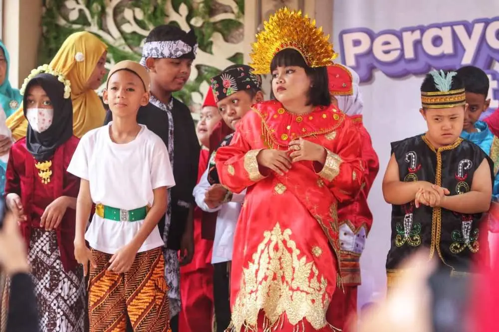 AXA Mandiri Serahkan...