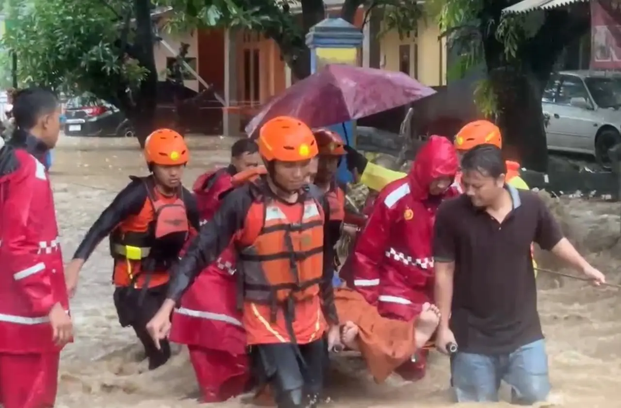 Banjir Bandang Terjang...