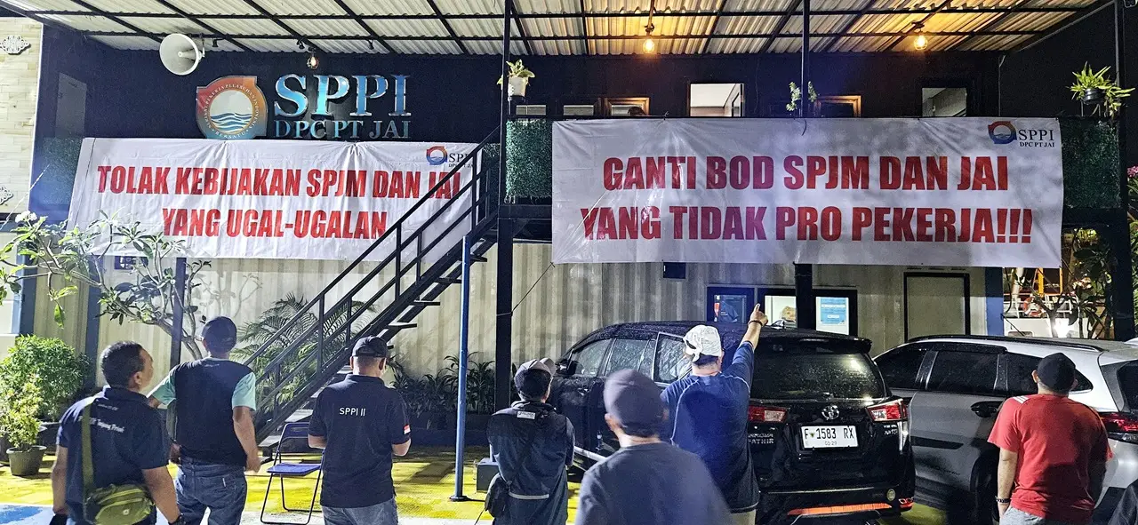Tolak Mutasi Sepihak,...