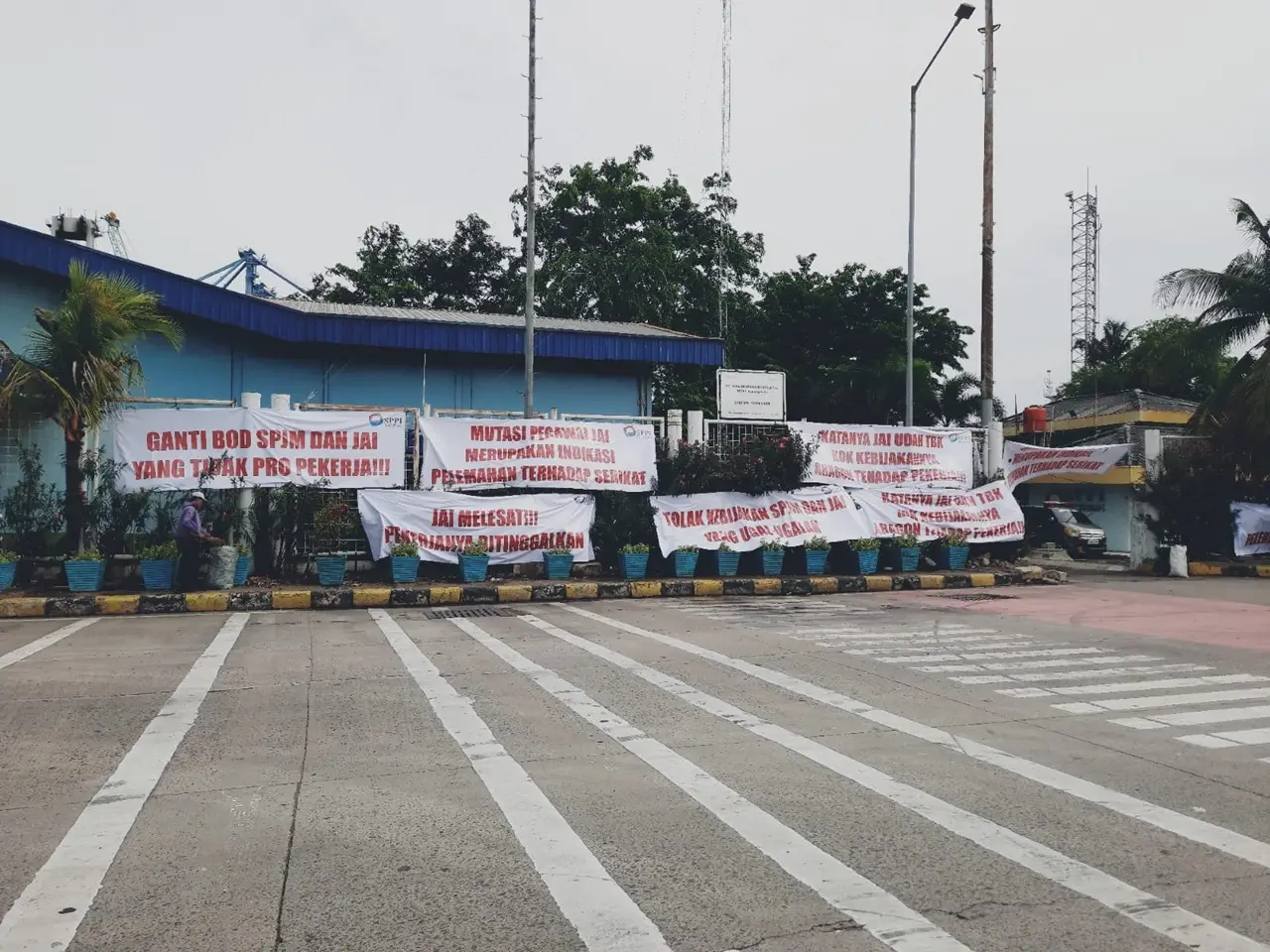Tolak Mutasi Sepihak,...