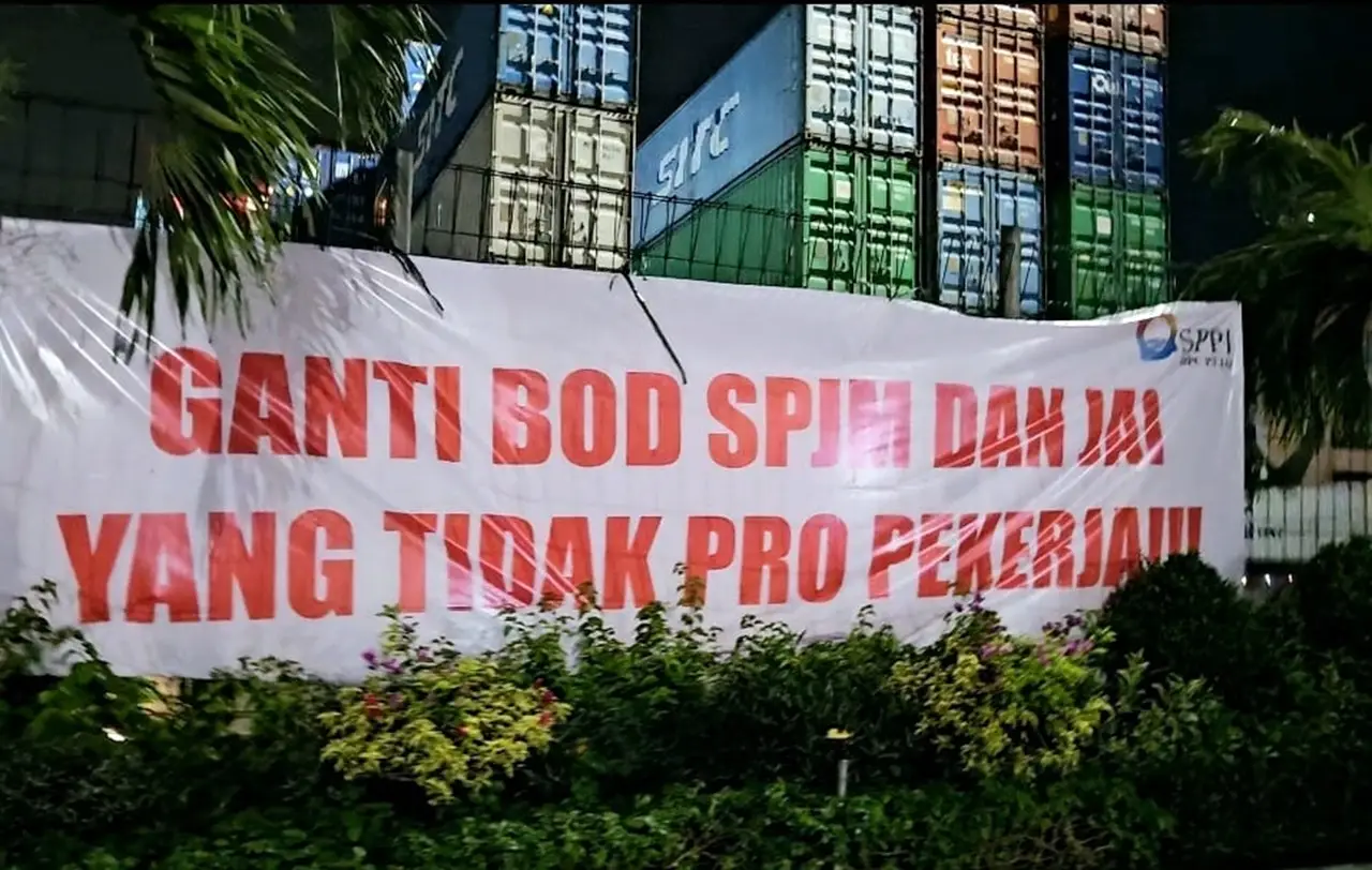 Tolak Mutasi Sepihak,...