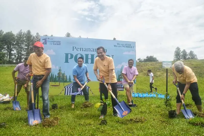 Rayakan HUT Ke-21, AXA...