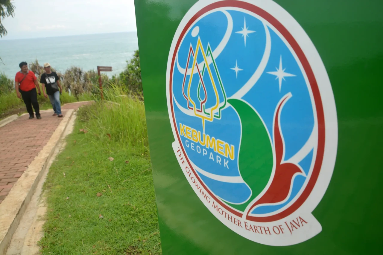 Menjelajahi Situs Geopark...