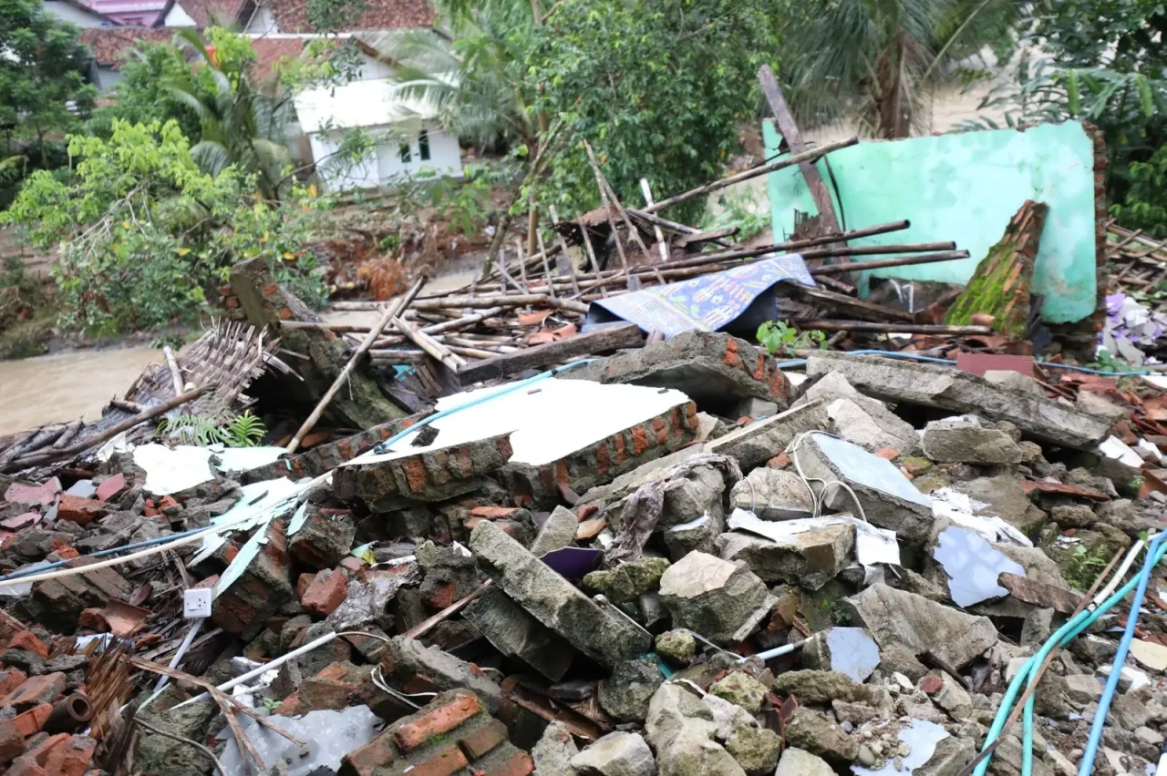 Puluhan Rumah di Sukabumi...
