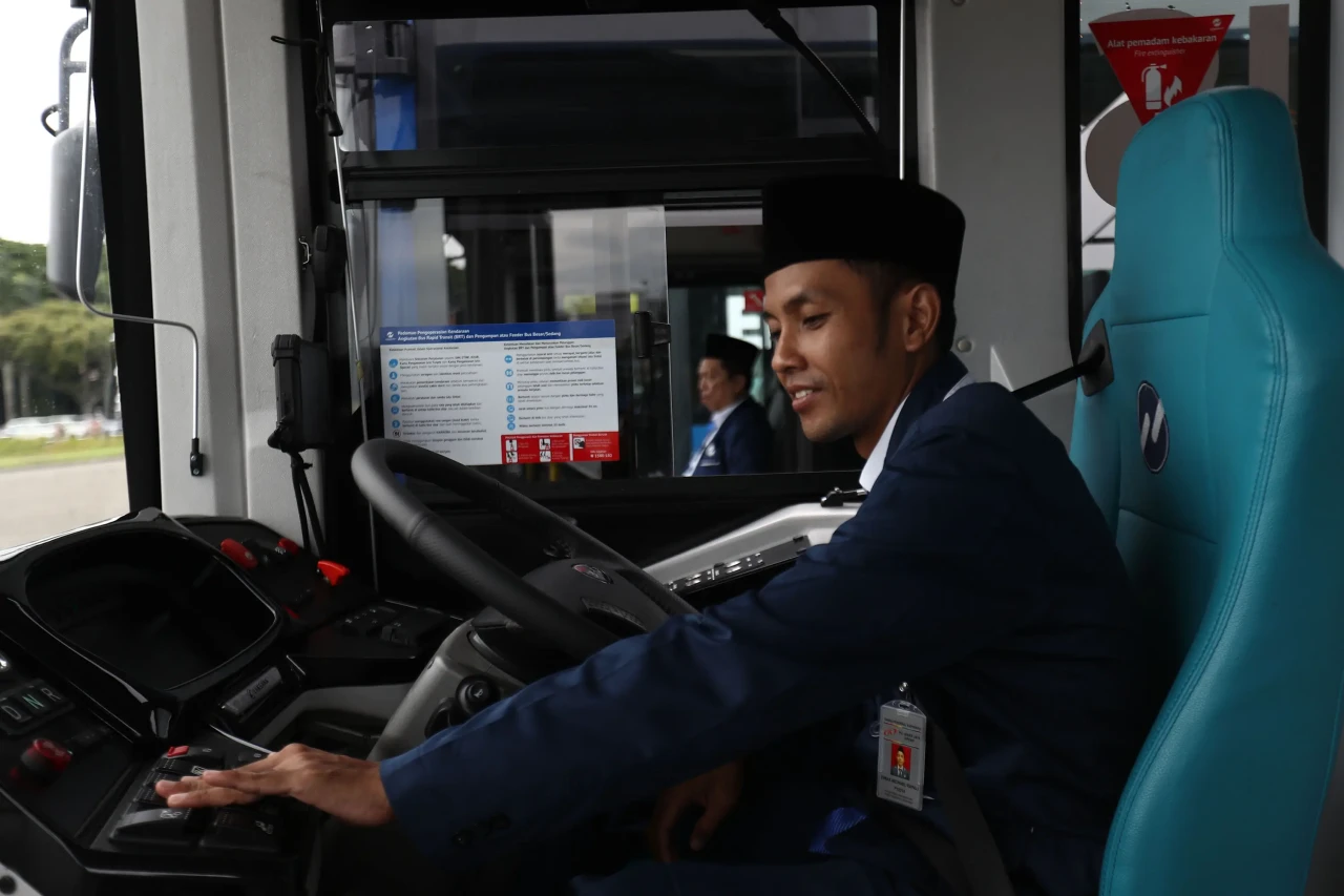 Transjakarta Luncurkan...