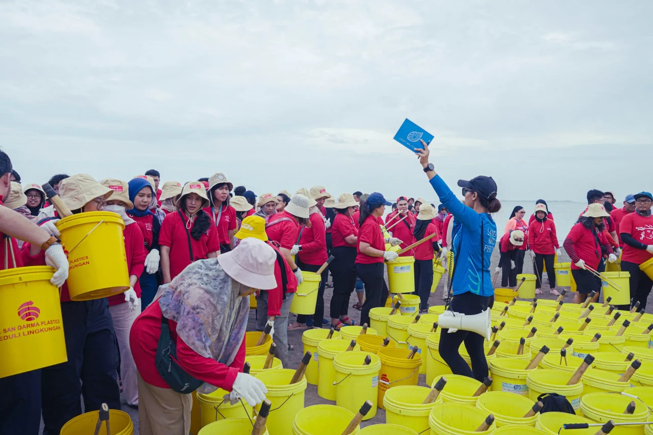 Aksi Bersih-Bersih di...