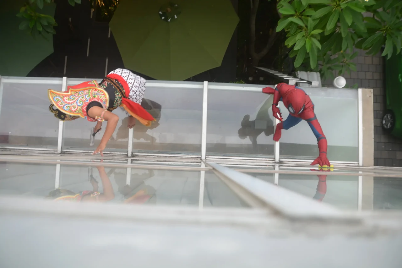 Aksi Unik Superhero...