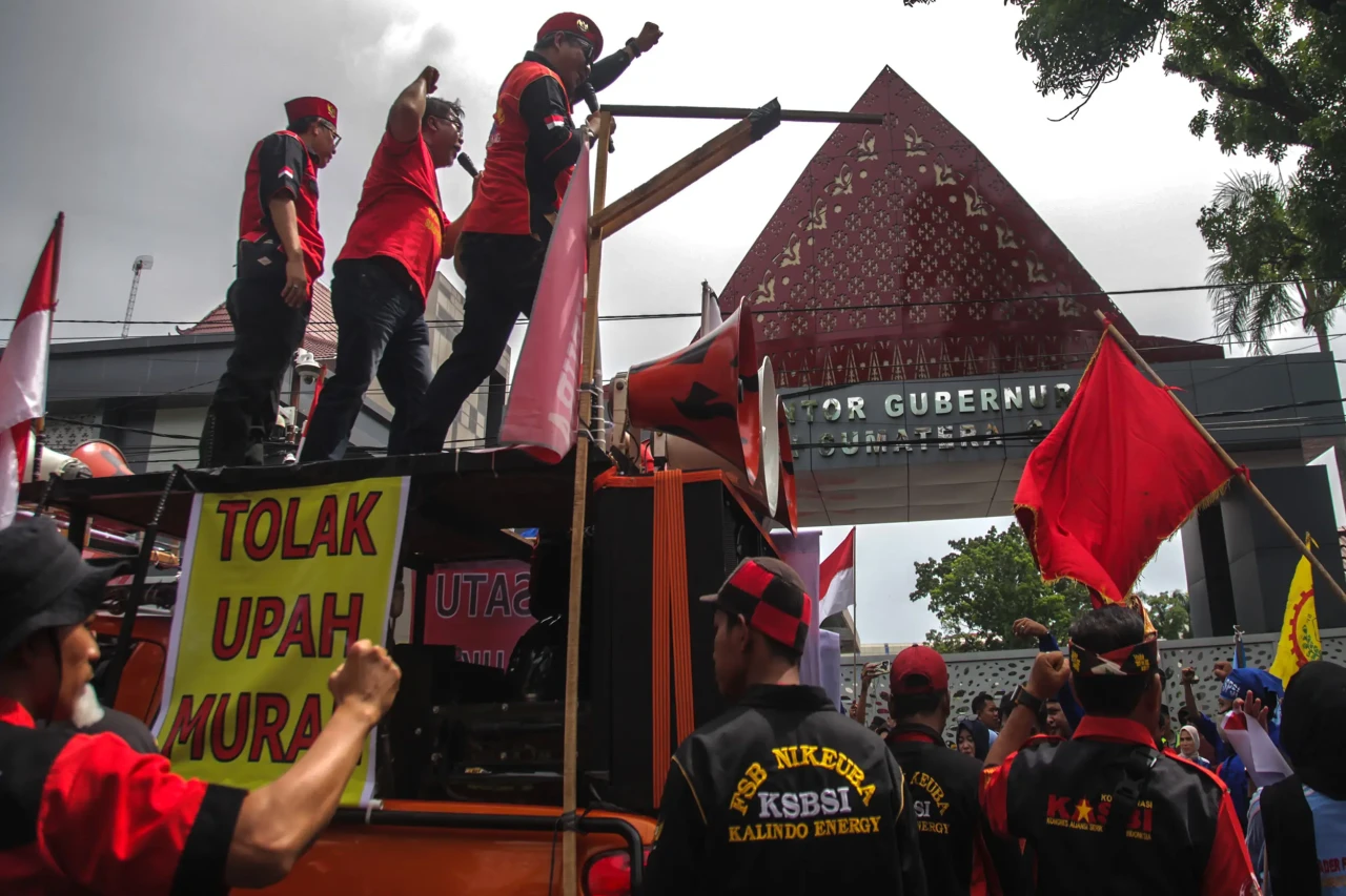 Demo Buruh Tuntut Revisi...