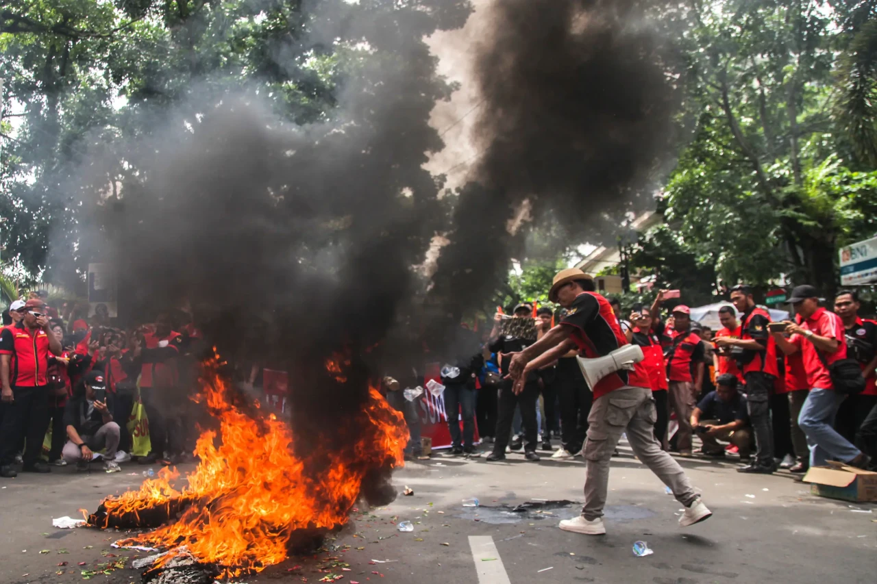 Demo Buruh Tuntut Revisi...