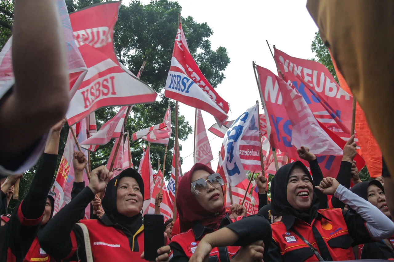 Demo Buruh Tuntut Revisi...