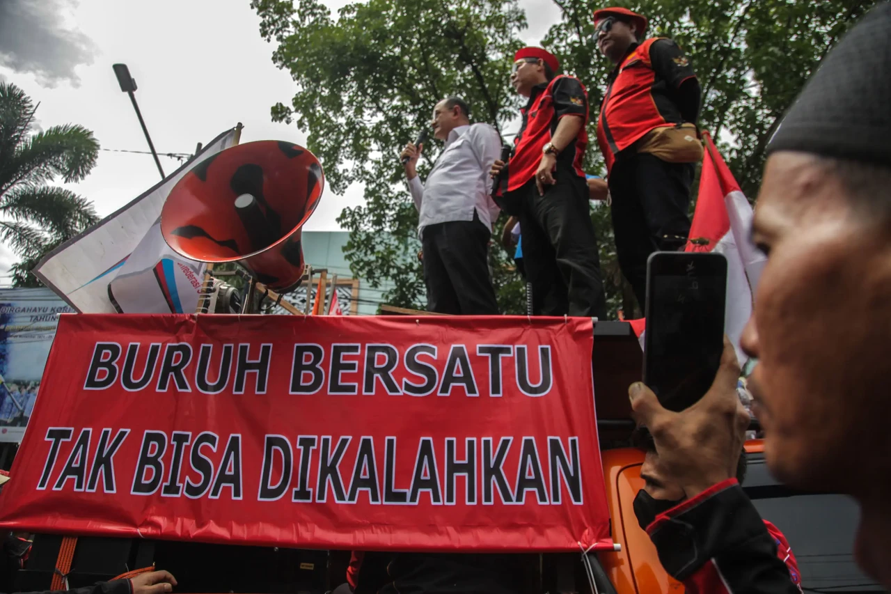 Demo Buruh Tuntut Revisi...