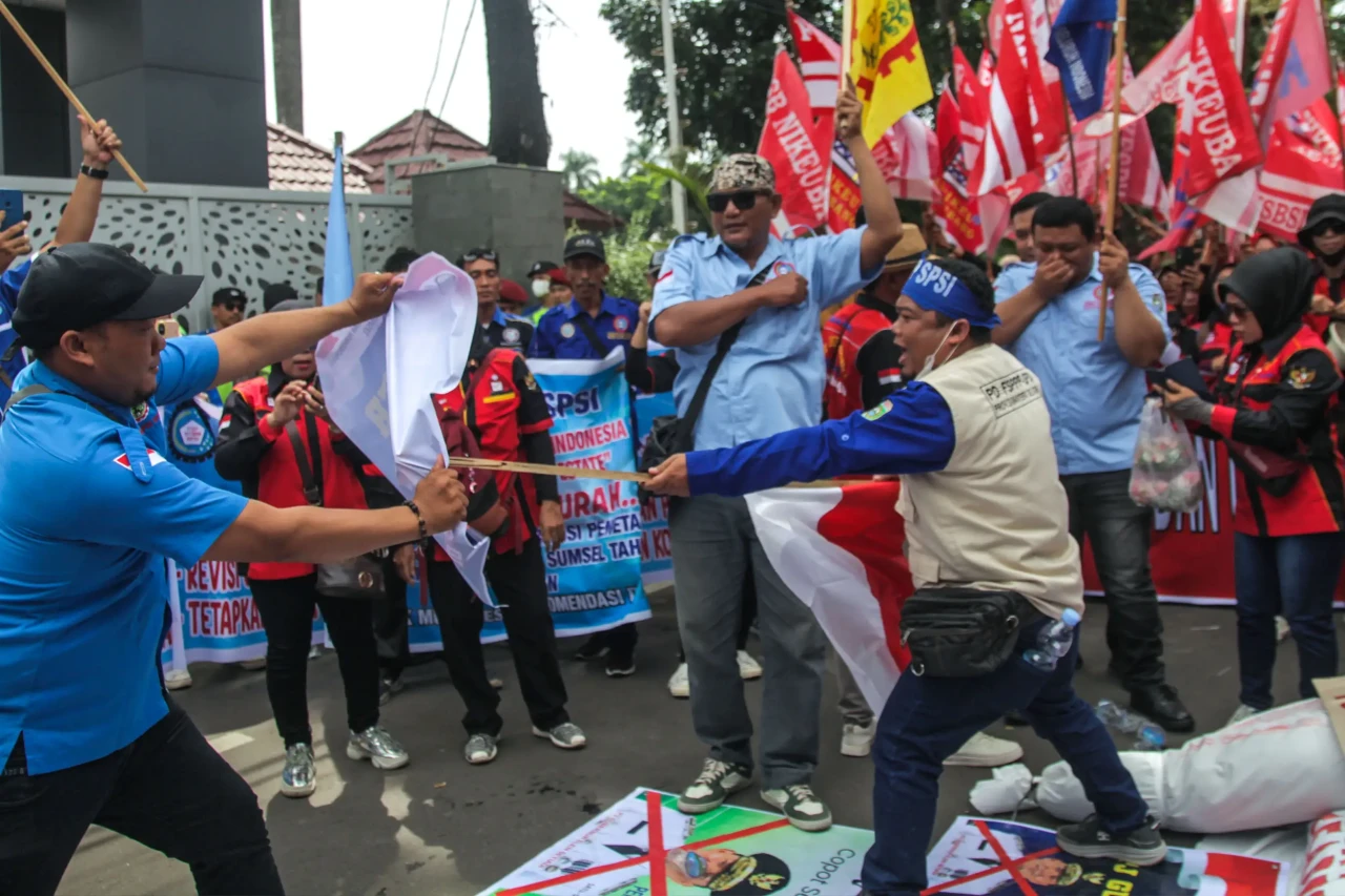 Demo Buruh Tuntut Revisi...