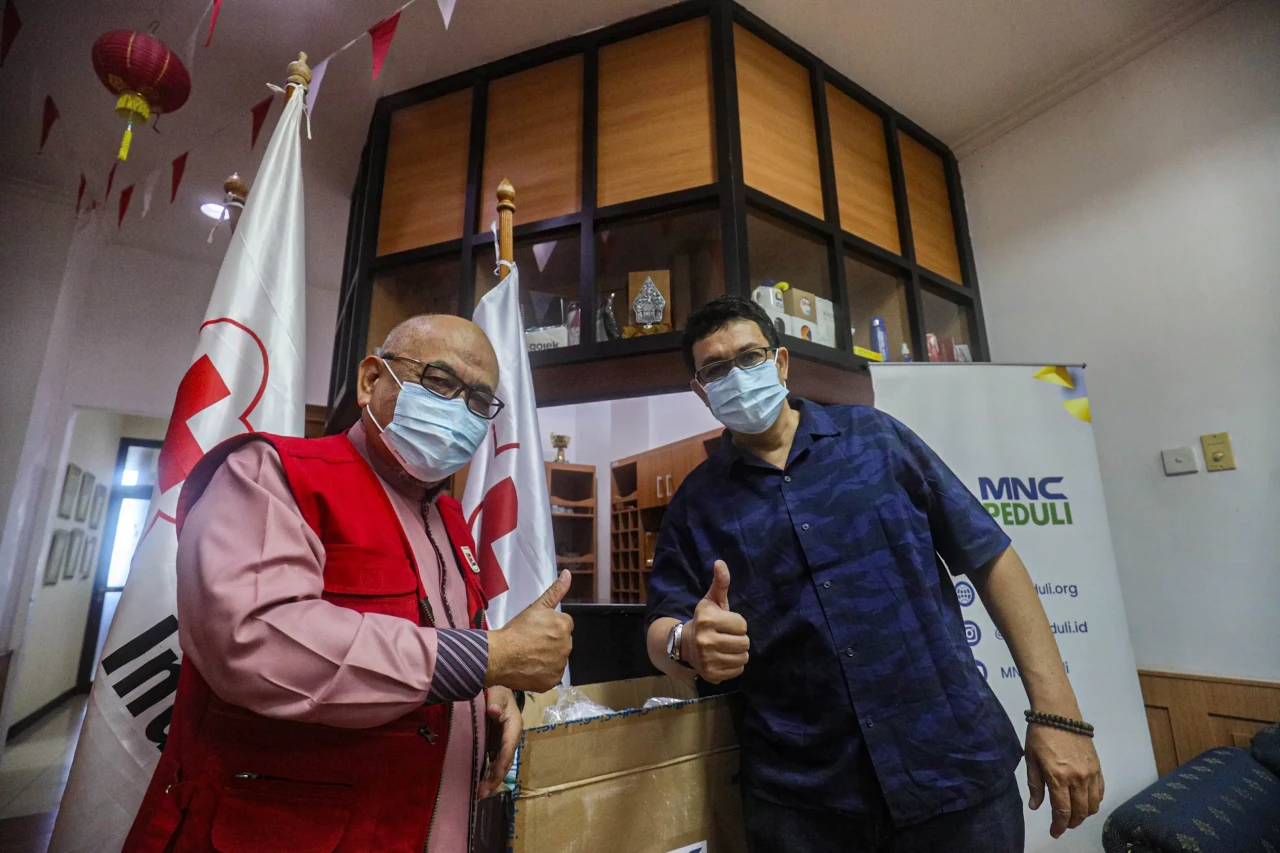 MNC Peduli Serahkan...
