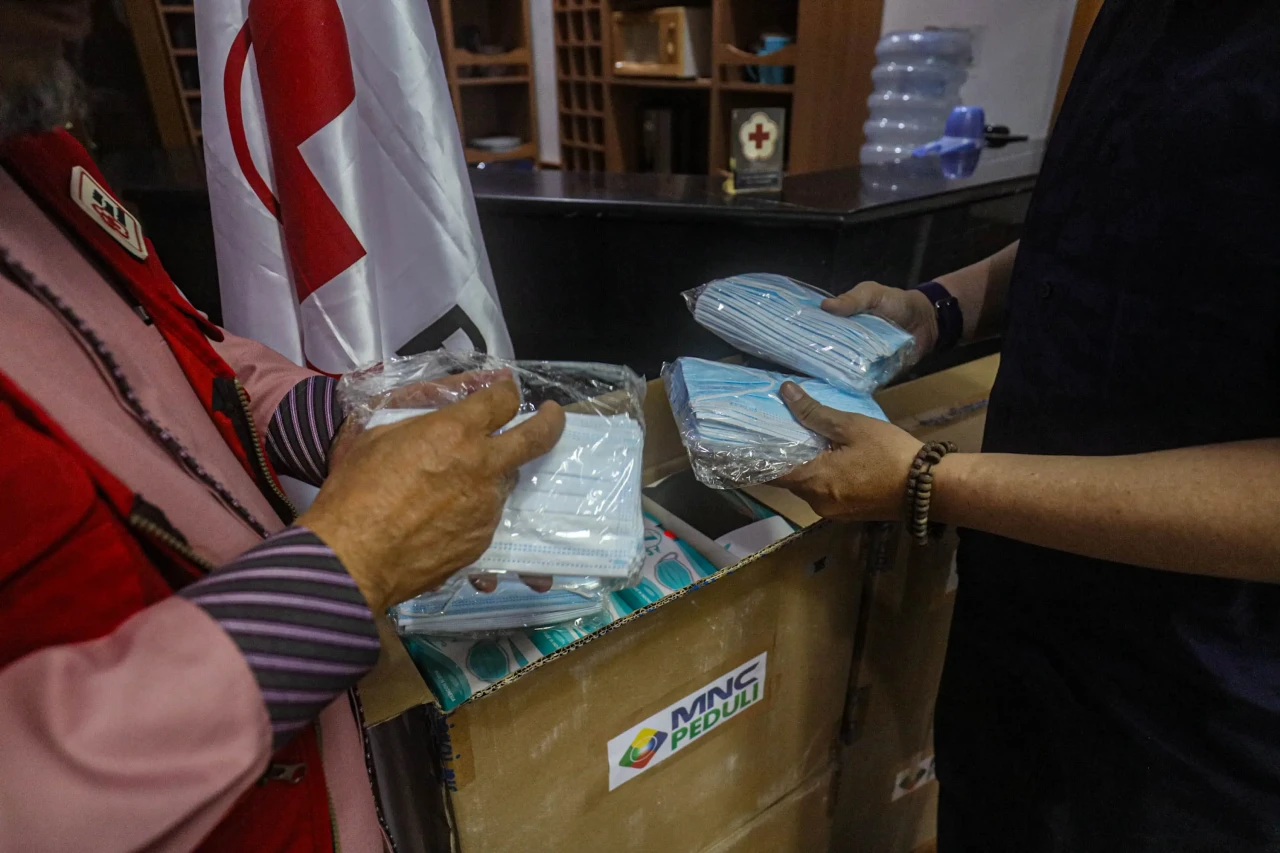 MNC Peduli Serahkan...