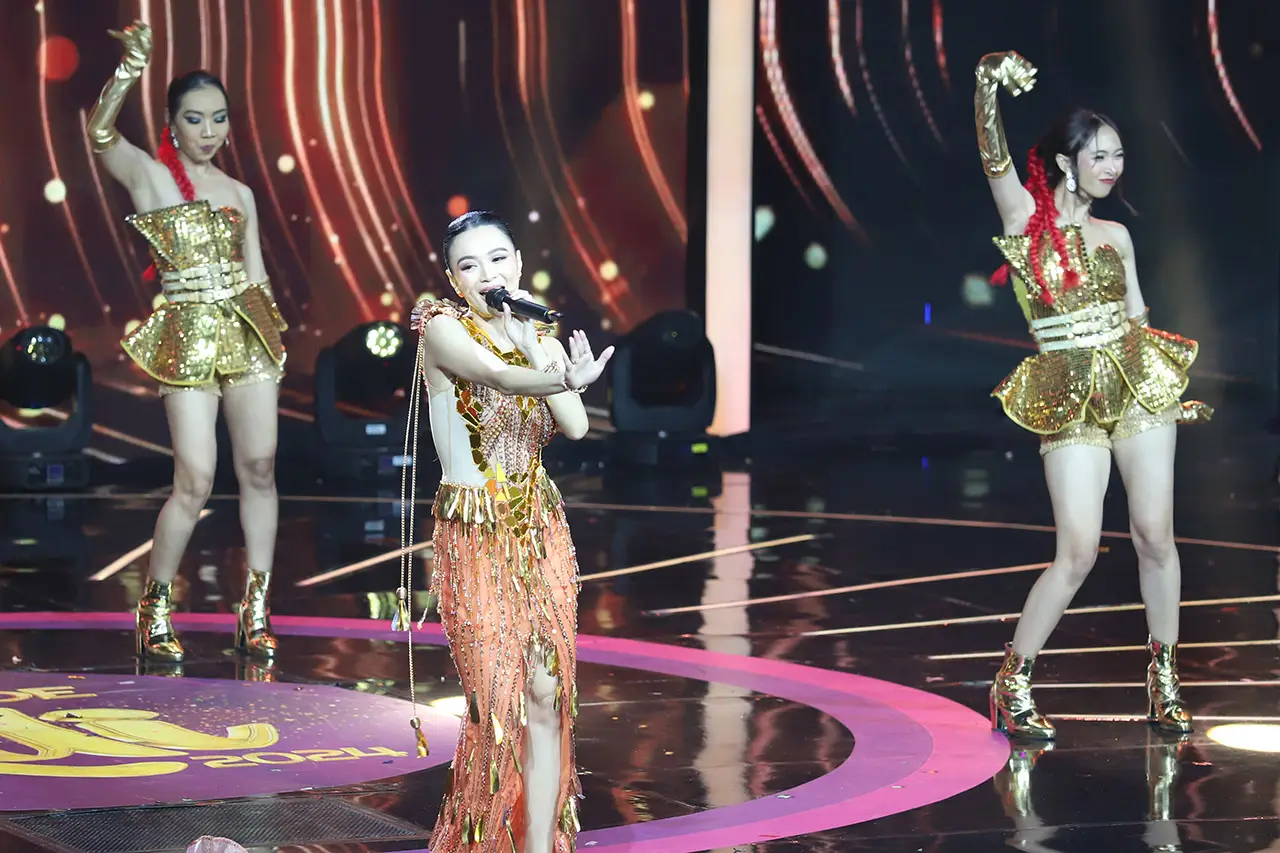 Wika Salim Bawakan Lagu...