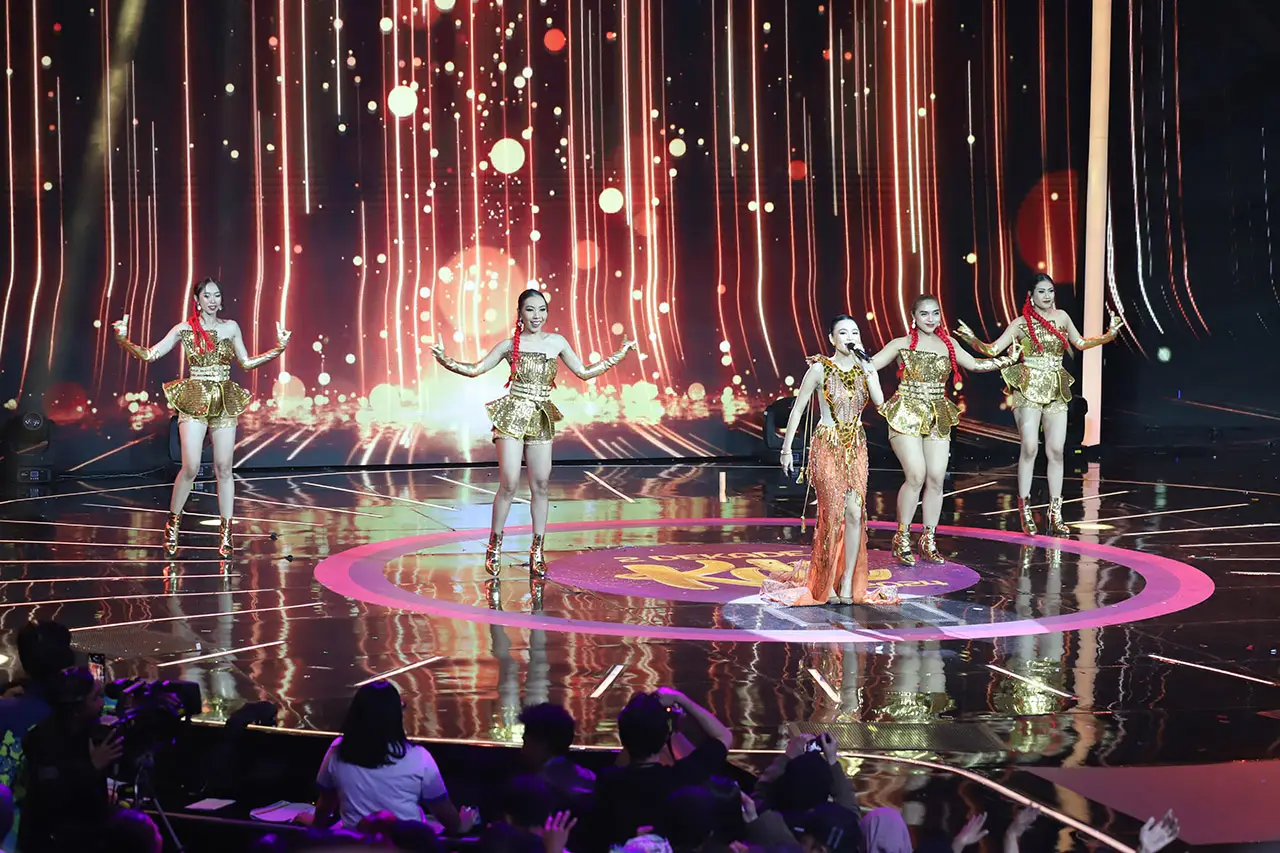 Wika Salim Bawakan Lagu...
