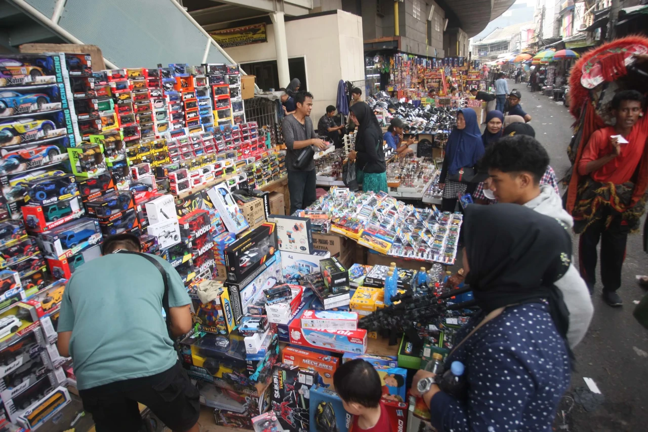Berburu Mainan di Pasar...