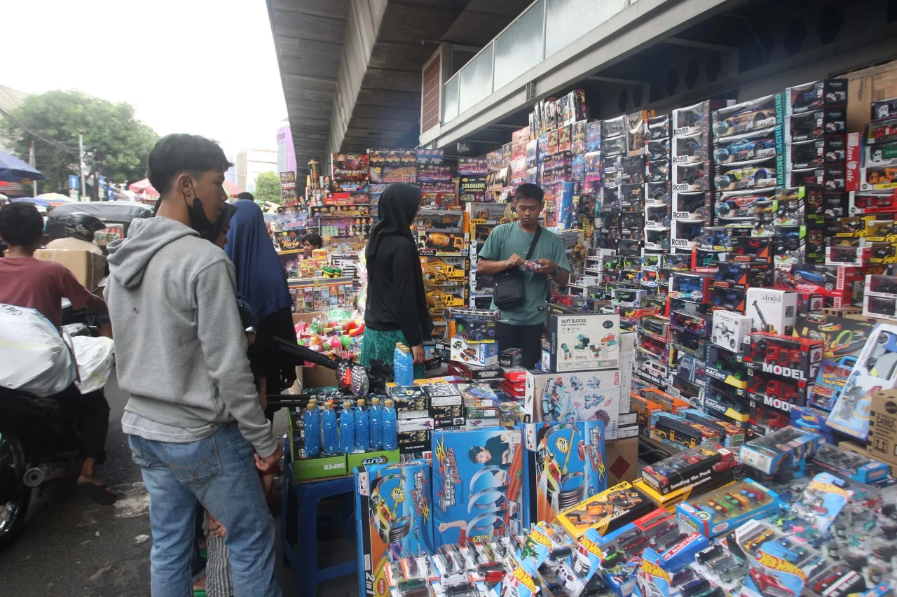 Berburu Mainan di Pasar...