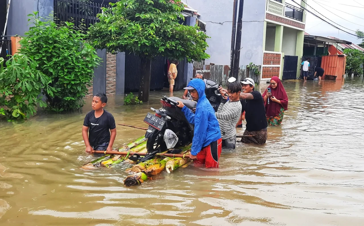 Banjir Kepung Makassar,...