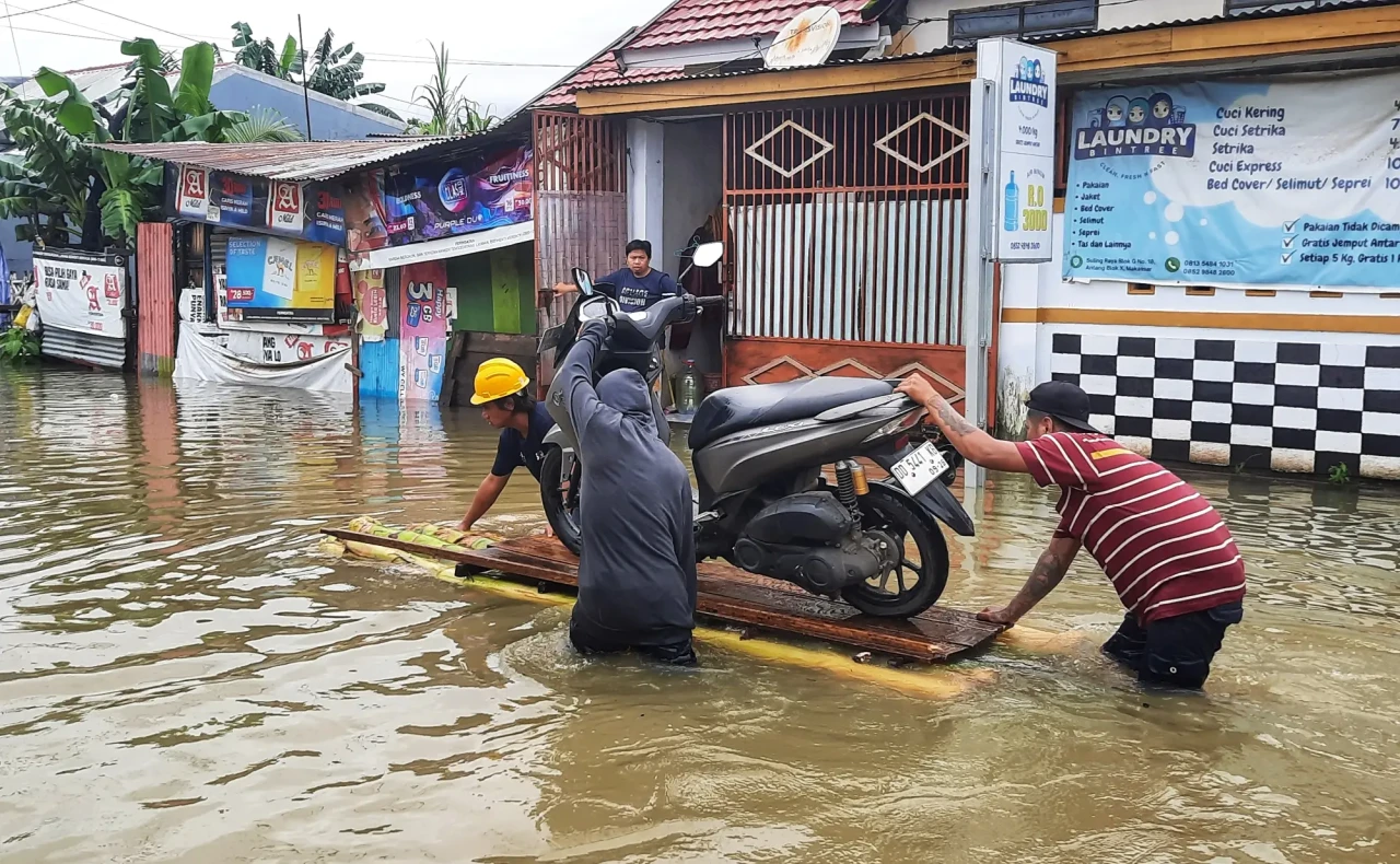 Banjir Kepung Makassar,...