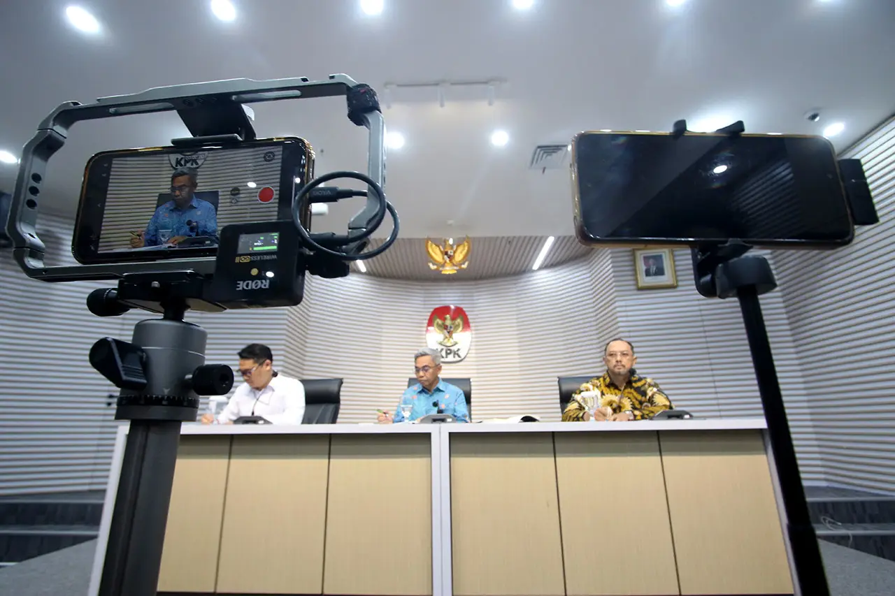KPK: Hasto Perintahkan...