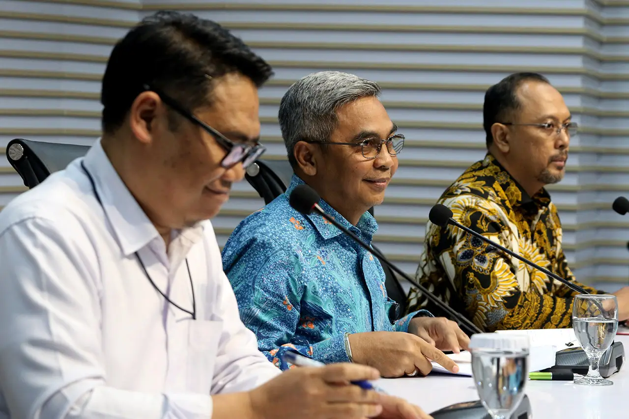 KPK: Hasto Perintahkan...
