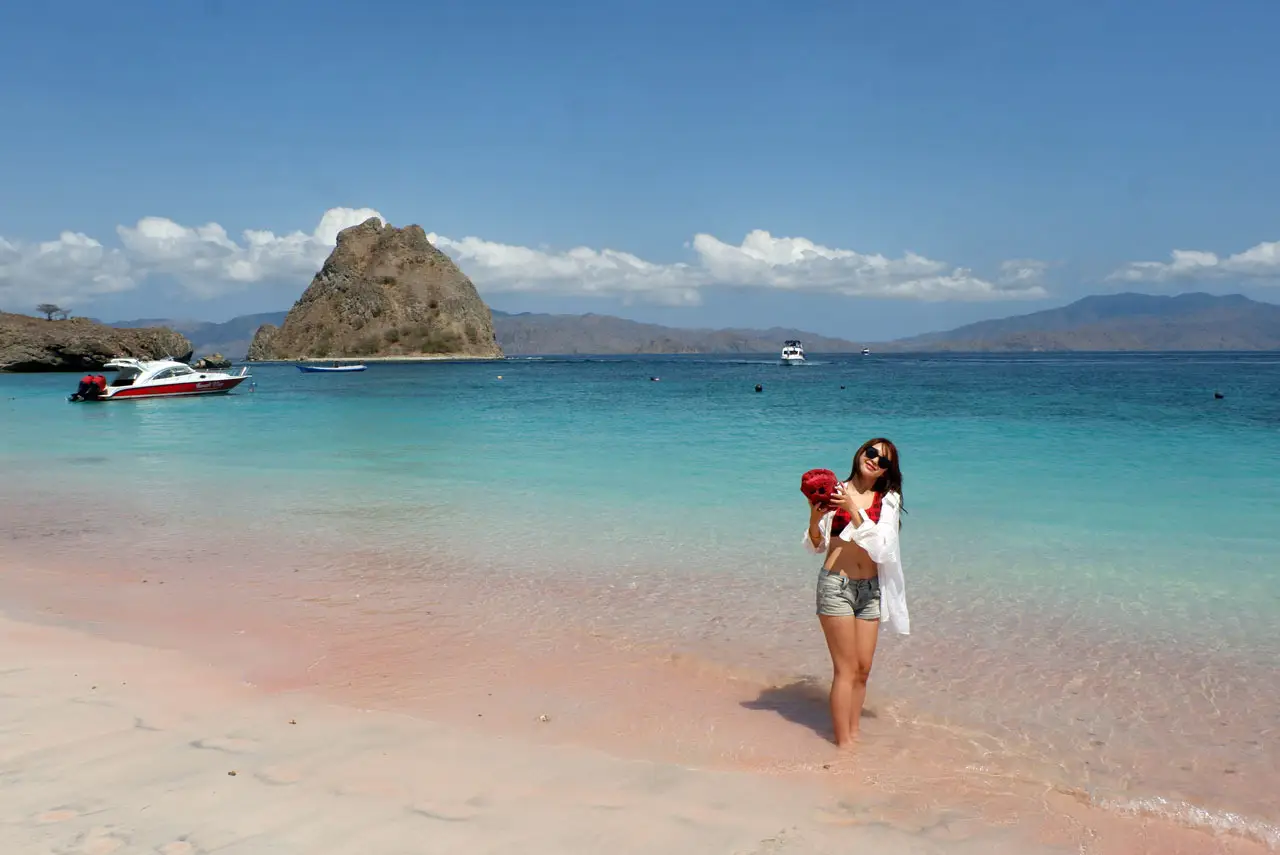 Liburan ke Pantai Pink...