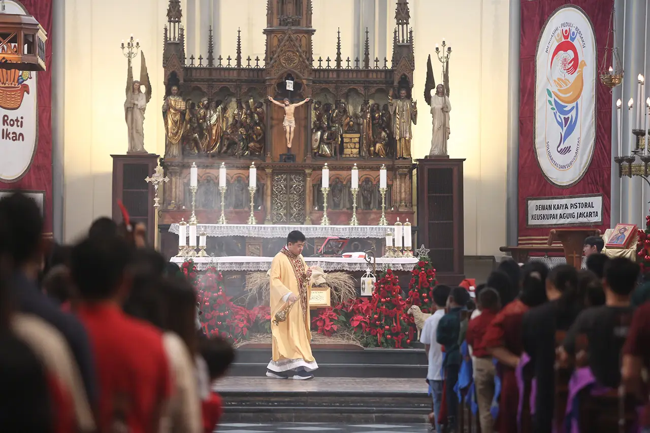 Potret Misa Natal di...