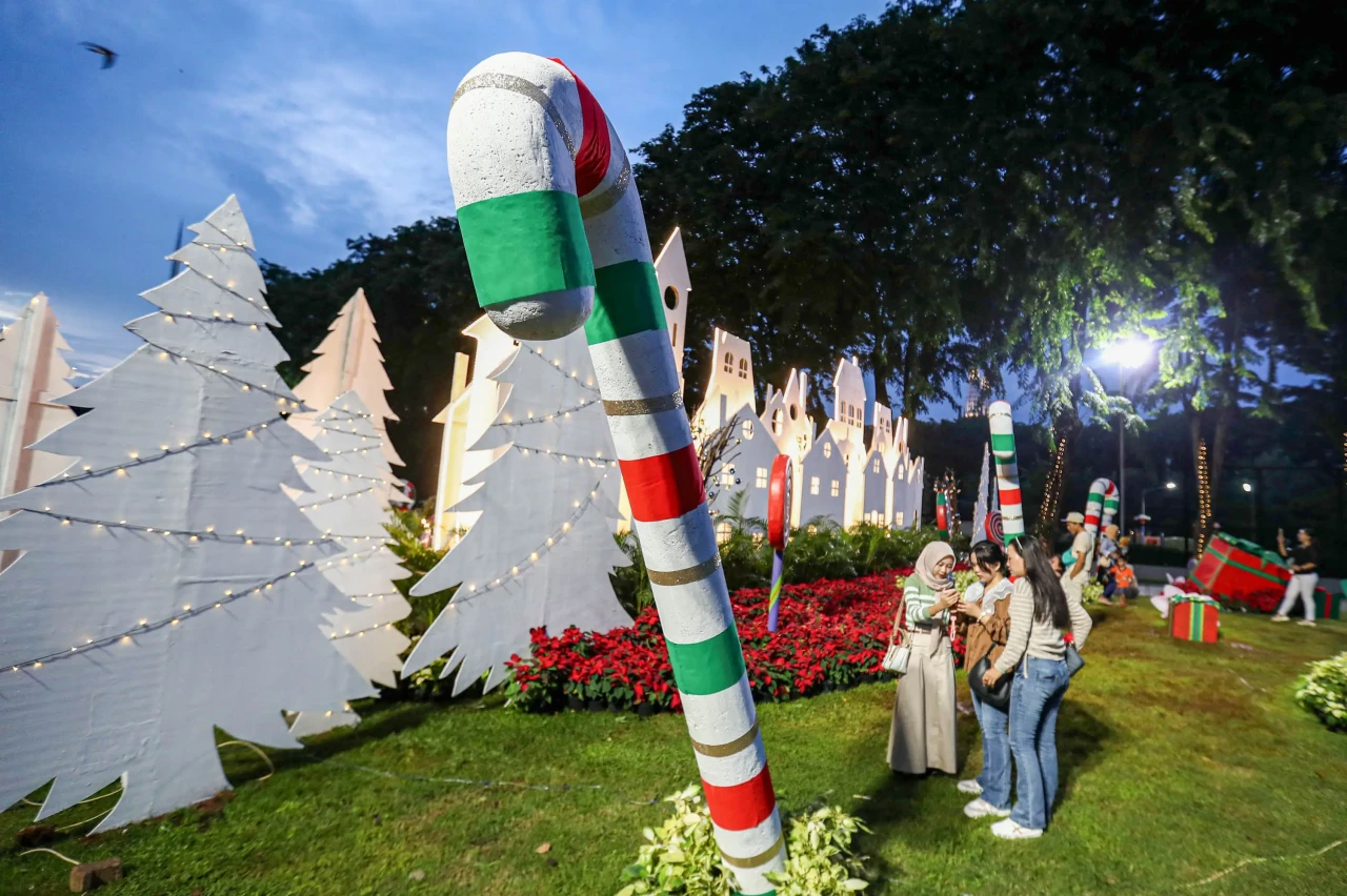 Dekorasi Natal Hiasi...