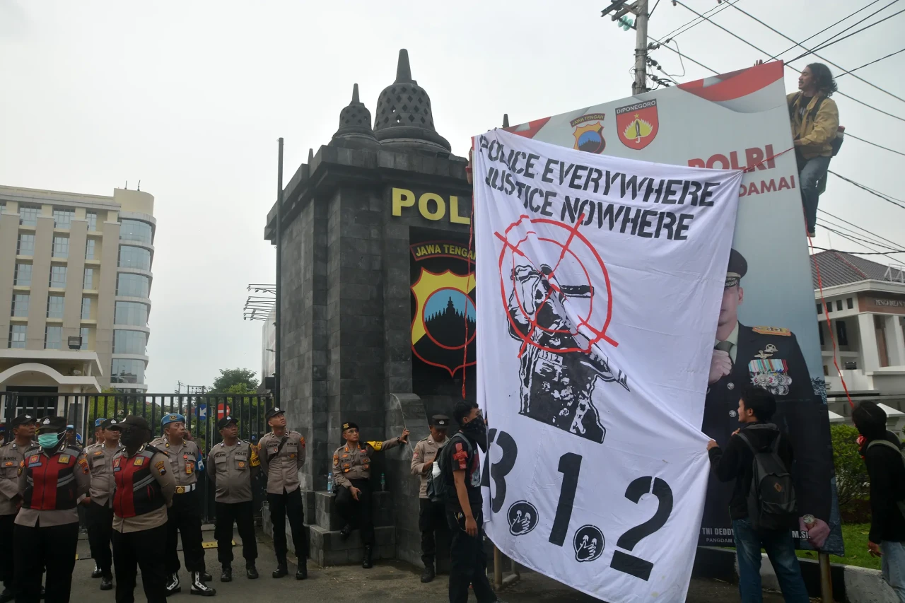 Ratusan Suporter PSIS...