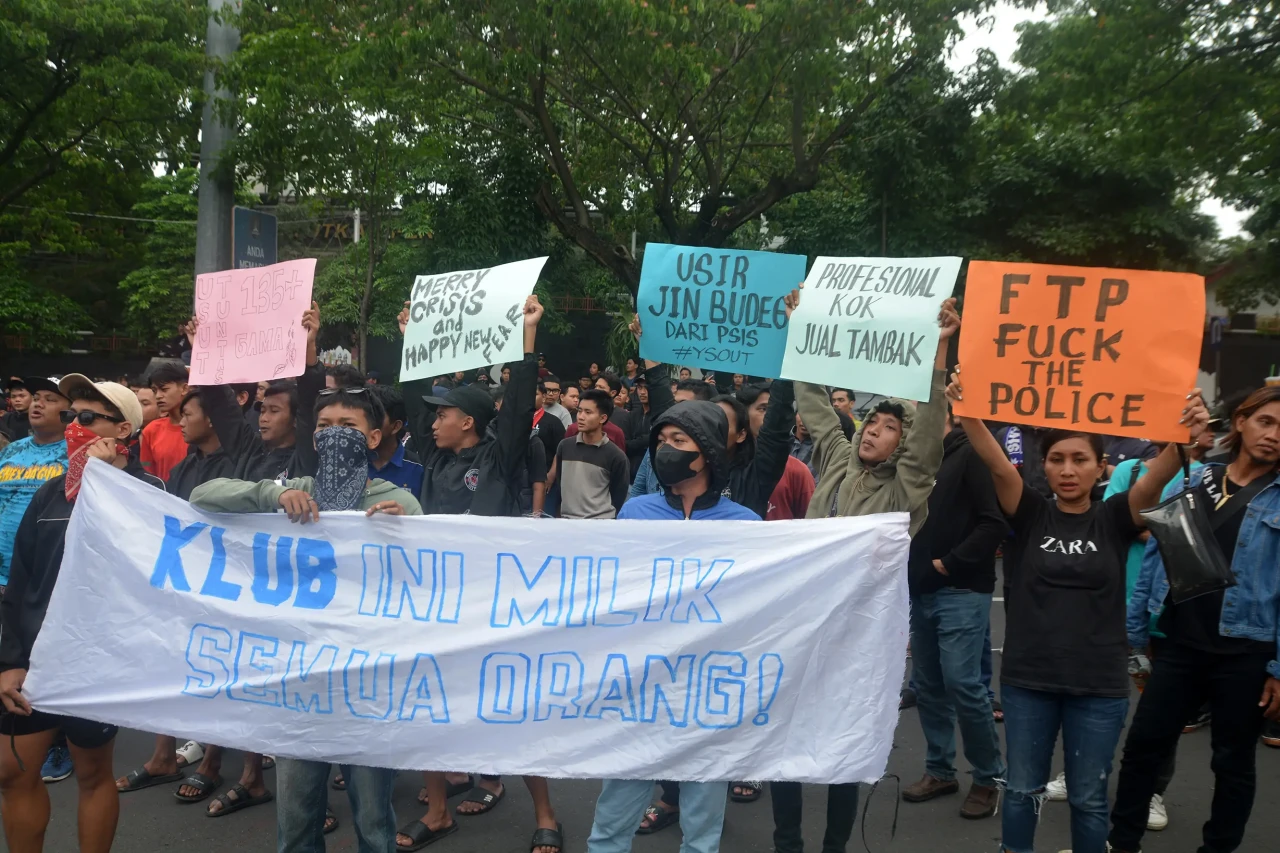 Ratusan Suporter PSIS...
