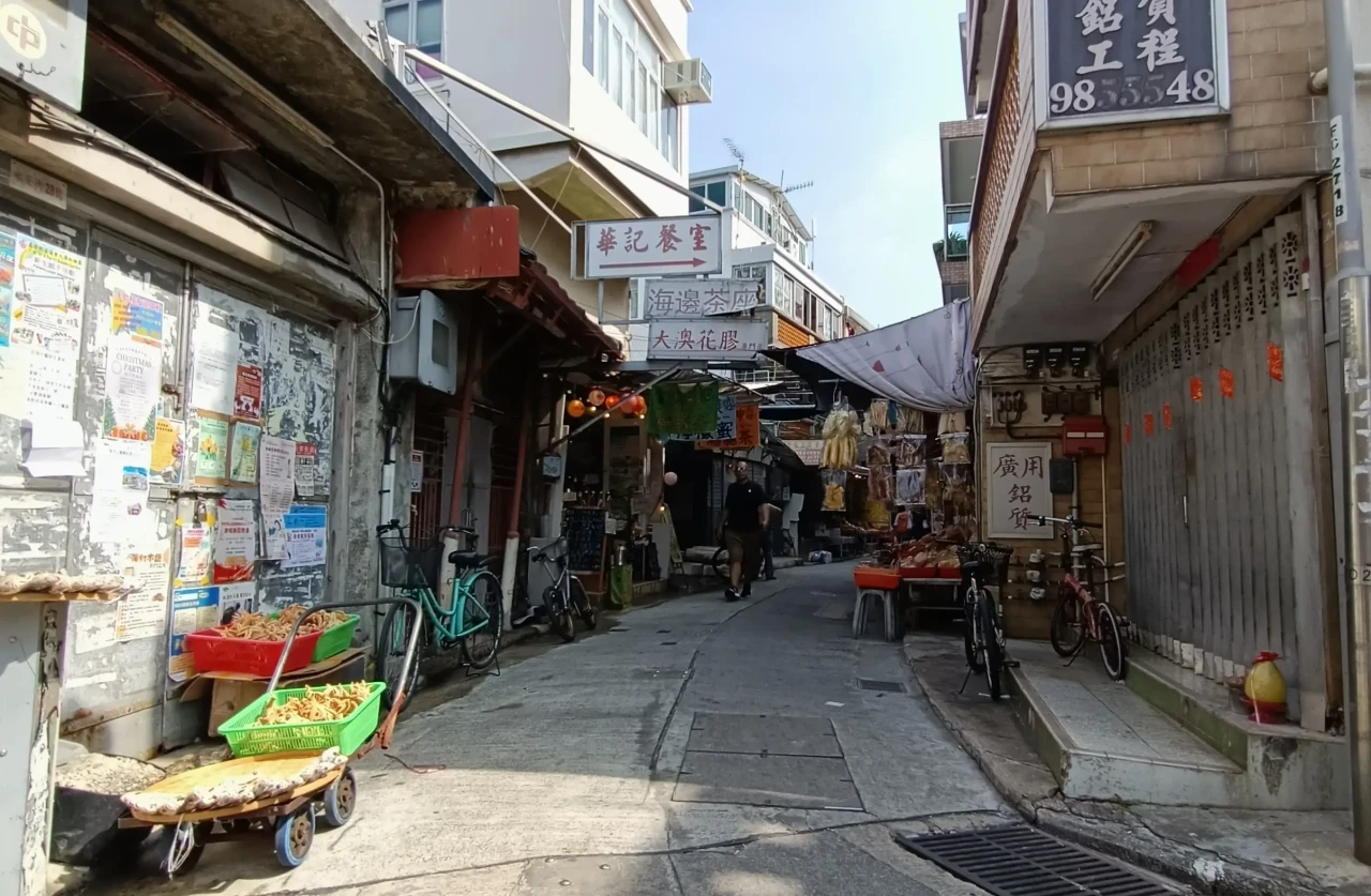 Bertualang ke Tai O,...
