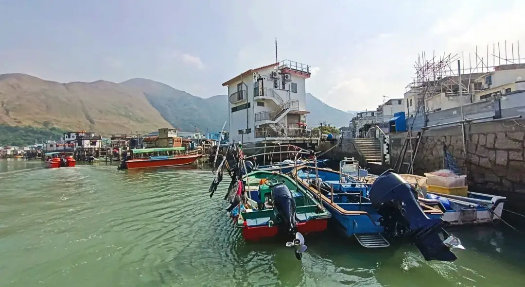 Bertualang ke Tai O,...
