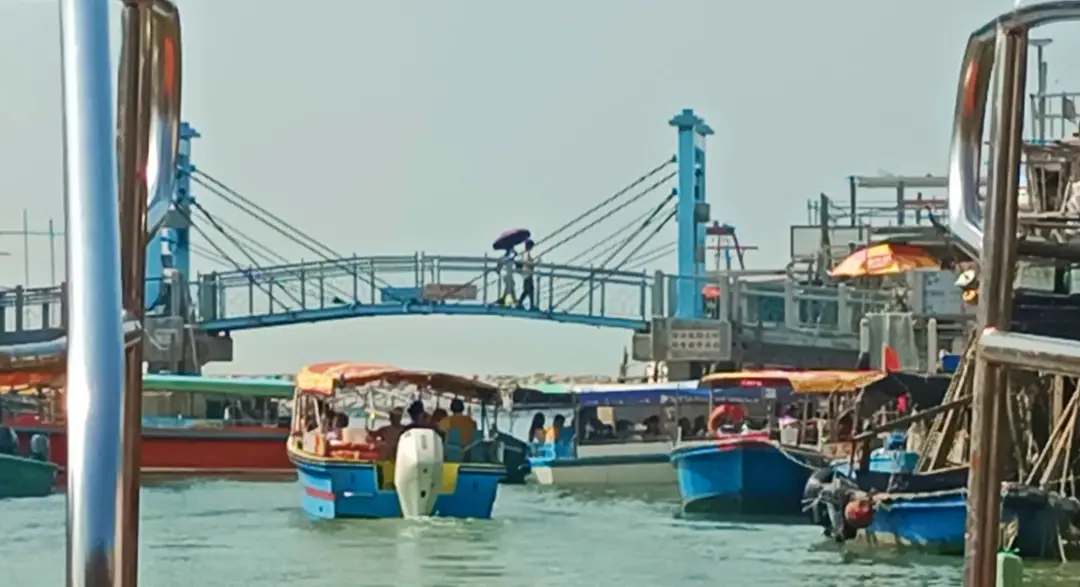 Bertualang ke Tai O,...