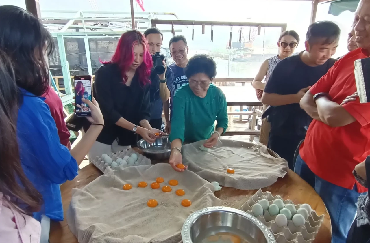 Bertualang ke Tai O,...