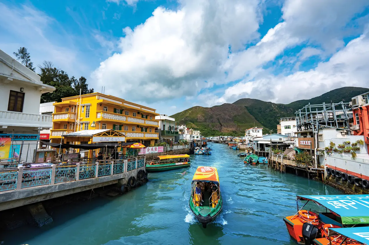 Bertualang ke Tai O,...
