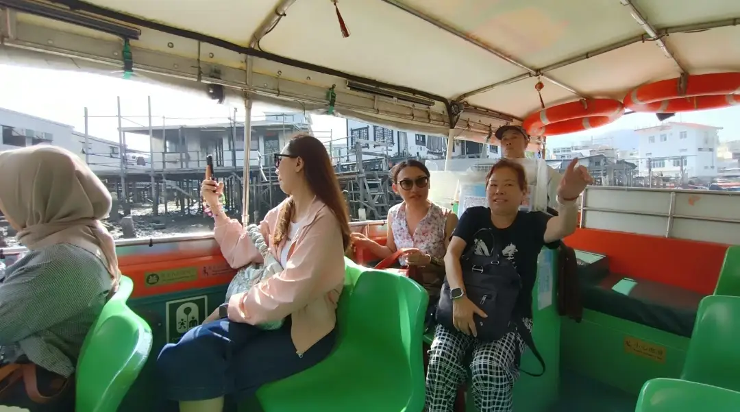 Bertualang ke Tai O,...