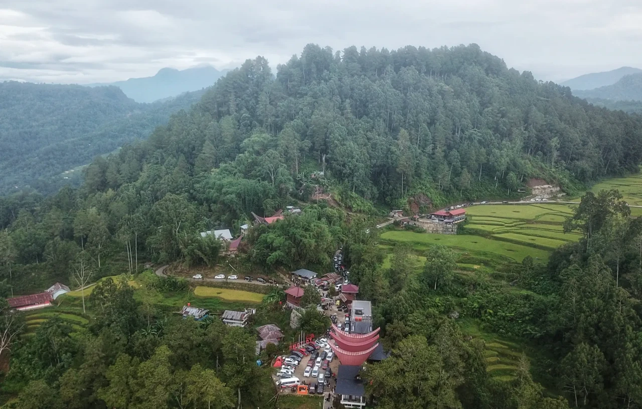 Lolai Dipadati Wisatawan,...