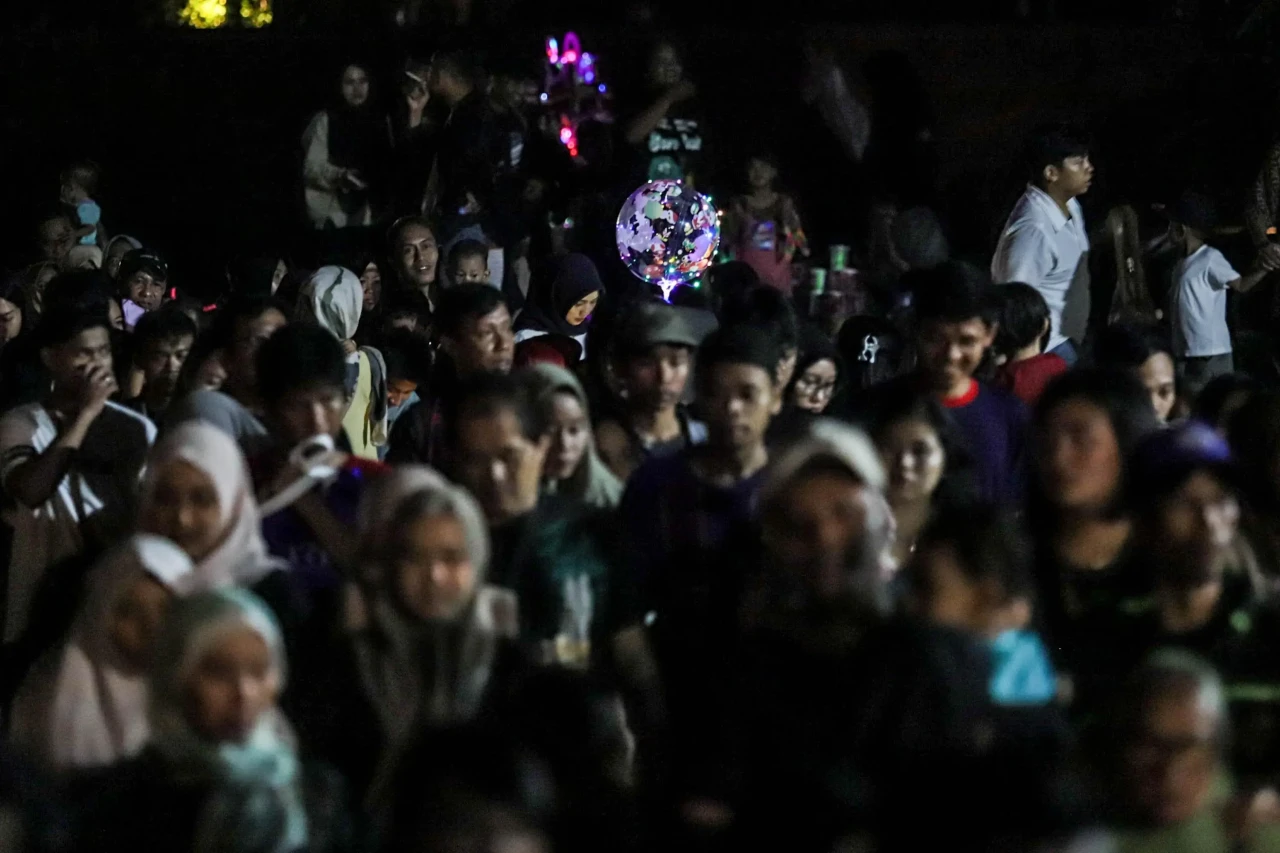 Pesta Kembang Api Meriahkan...