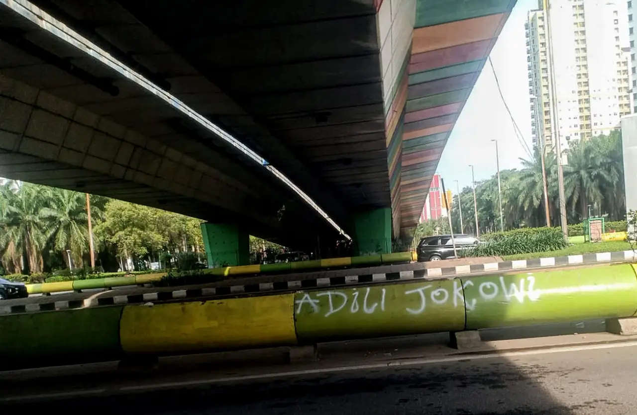 Coretan Dinding Adili...
