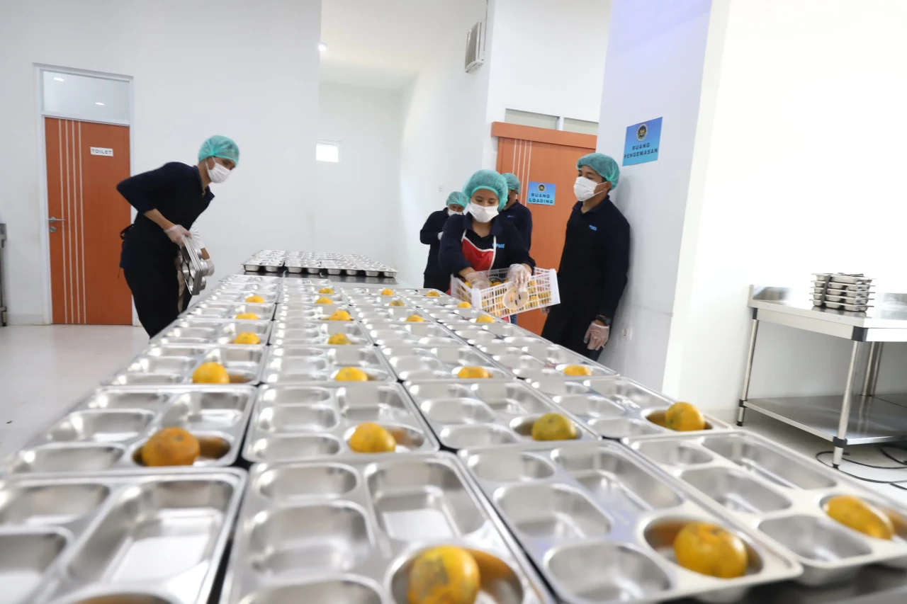 SPPG Palmerah Distribusikan...