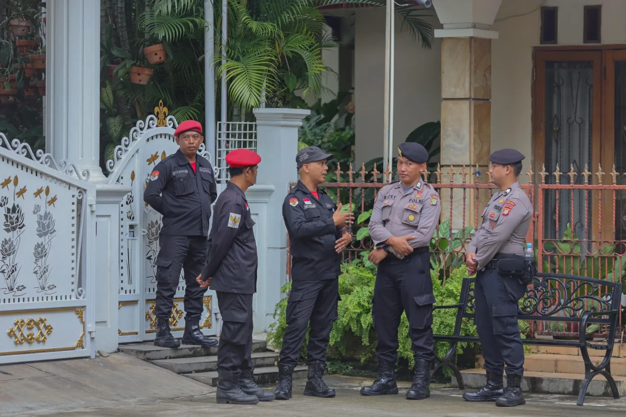 Polisi Berjaga Saat...