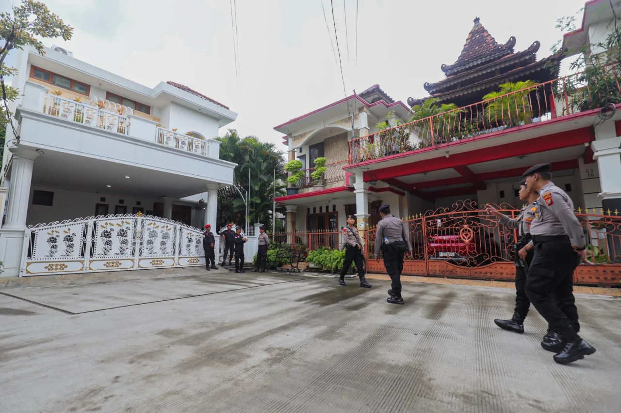 Polisi Berjaga Saat...