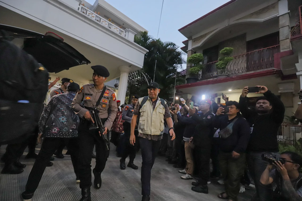 KPK Bawa Satu Koper...