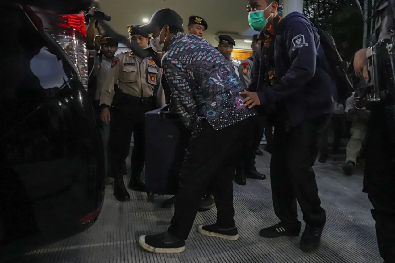 KPK Bawa Satu Koper...